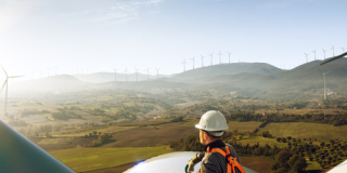 Un homme assis sur une éolienne