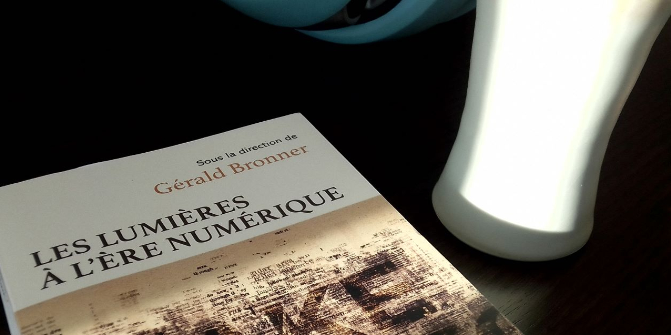 Le livre Les lumières à l'ère numérique sous la direction de Gérald Bronner posé sur un bureau