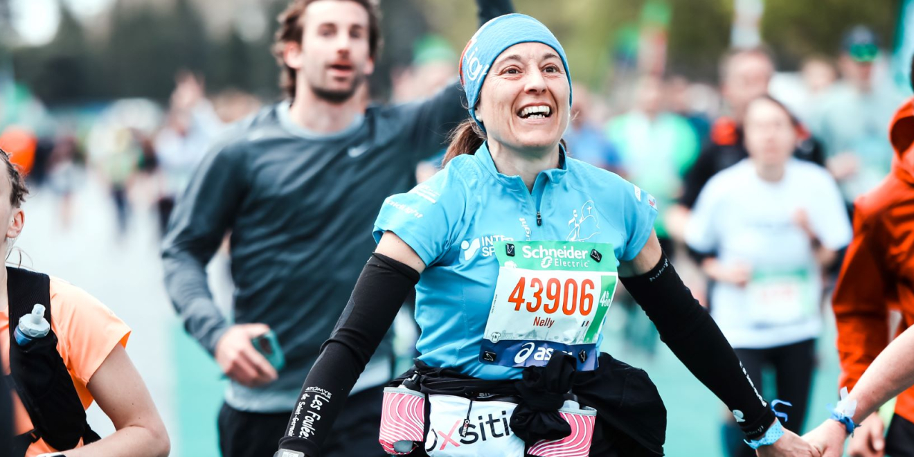 Des courreuses heureuses lors d'un marathon