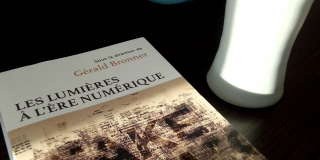 Le livre Les lumières à l'ère numérique sous la direction de Gérald Bronner posé sur un bureau